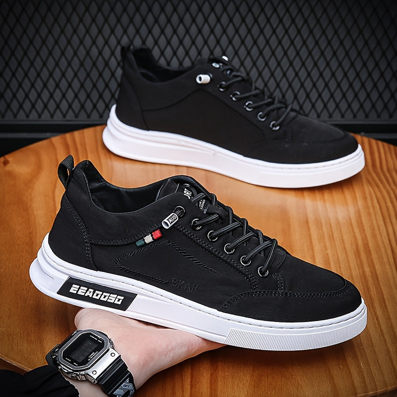 Stylish low top skate shoes with elastic laces for men, perfect for outdoor activities.