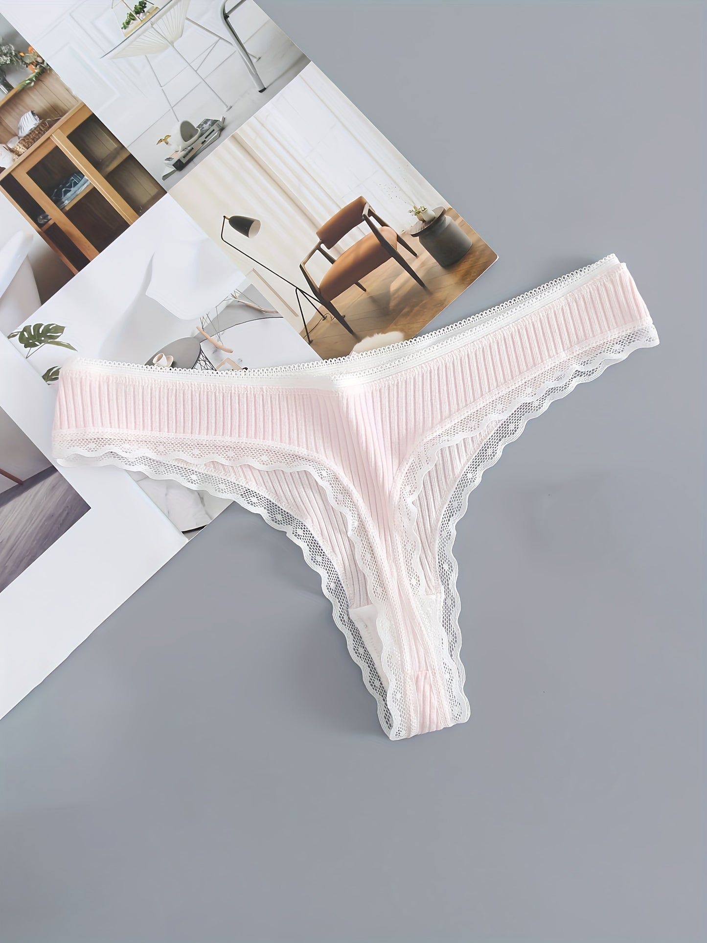 Set of 5 low waist panties with lace trim and ribbed design, perfect for everyday wear.