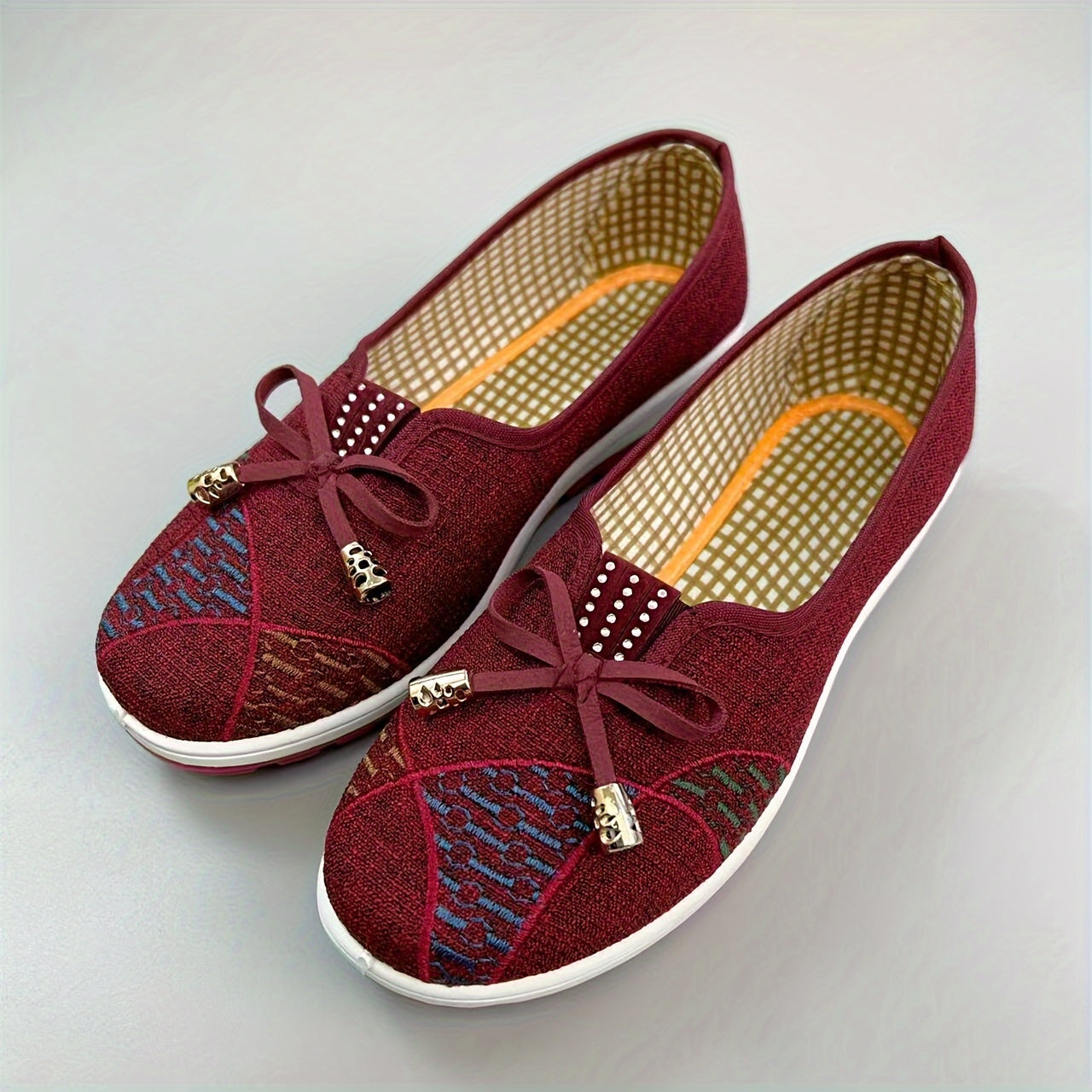 Casual shoes for middle-aged and elderly women, with a soft sole, shallow mouth, national style, flat bottom, and comfortable design.