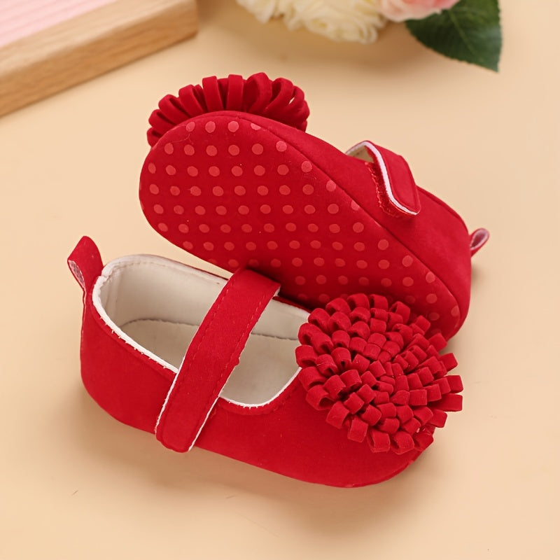 Girls' spring and autumn shoes for ages 0-1 with cute flower decorations and soft soles for comfortable first steps.