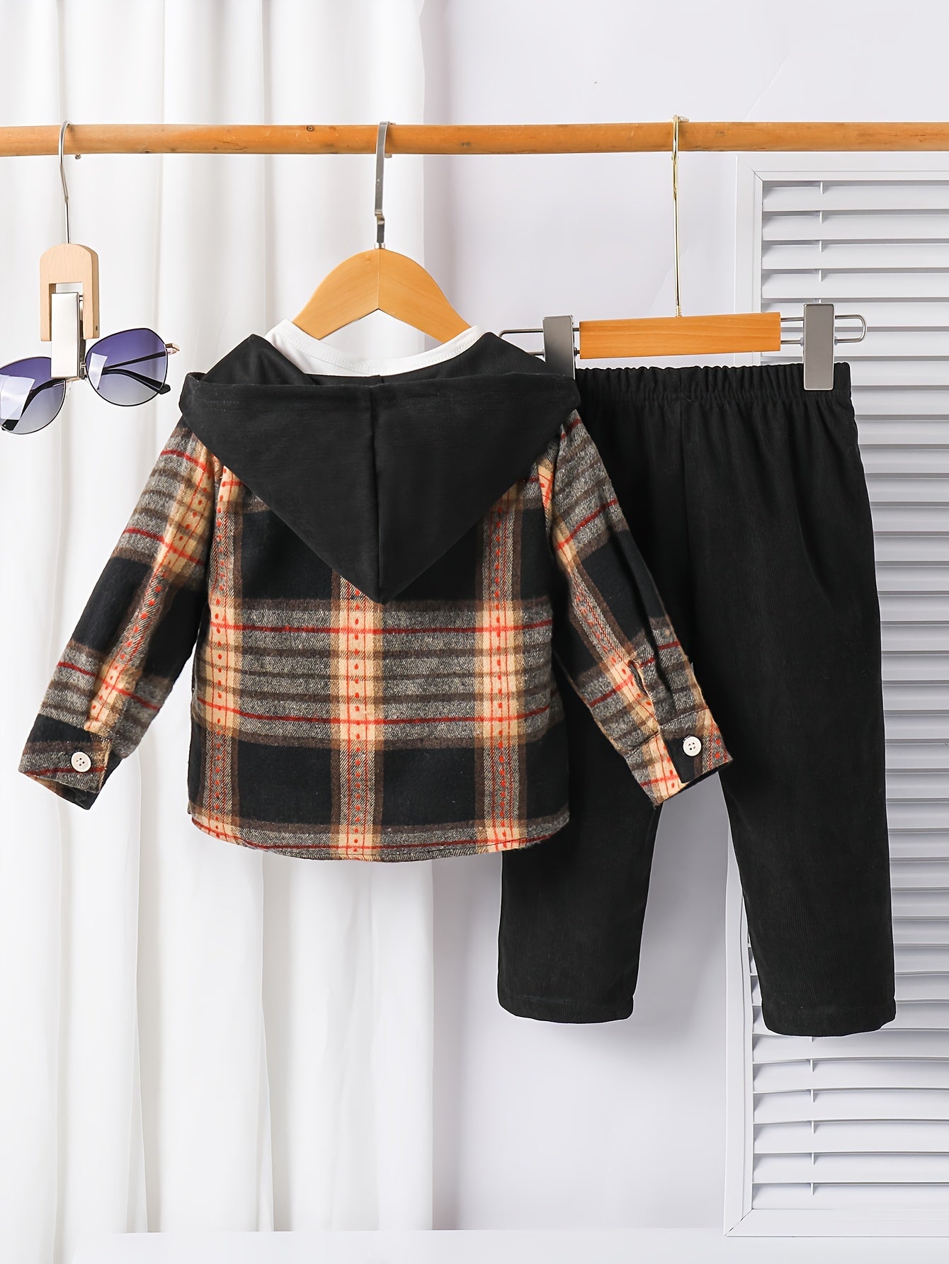 Boys' plaid hooded shirt and pants set, ideal for fall/winter and outdoor activities. Made of durable, machine washable polyester blend.