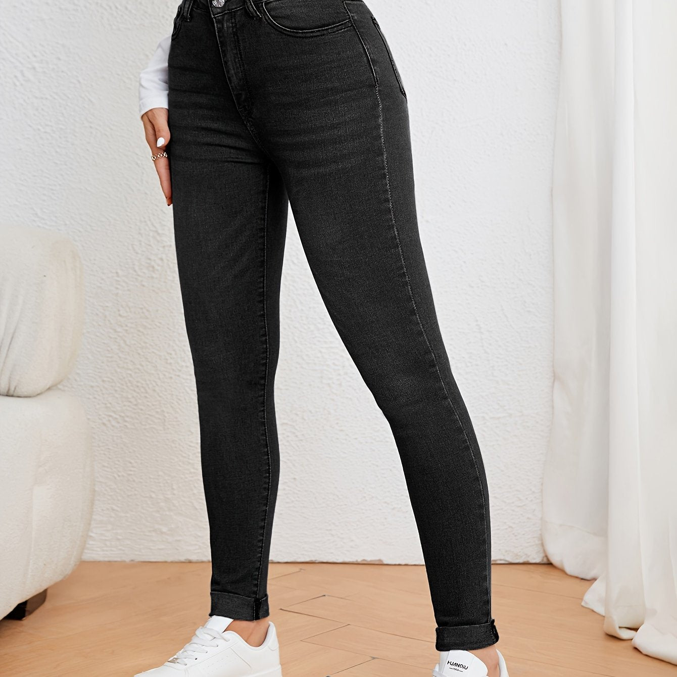 Women's casual skinny jeans made of 69% polyester, 26% viscose, and 2% elastane. Solid color washed denim in medium stretch woven fabric weighing 345g/m². Fashionable and versatile pants