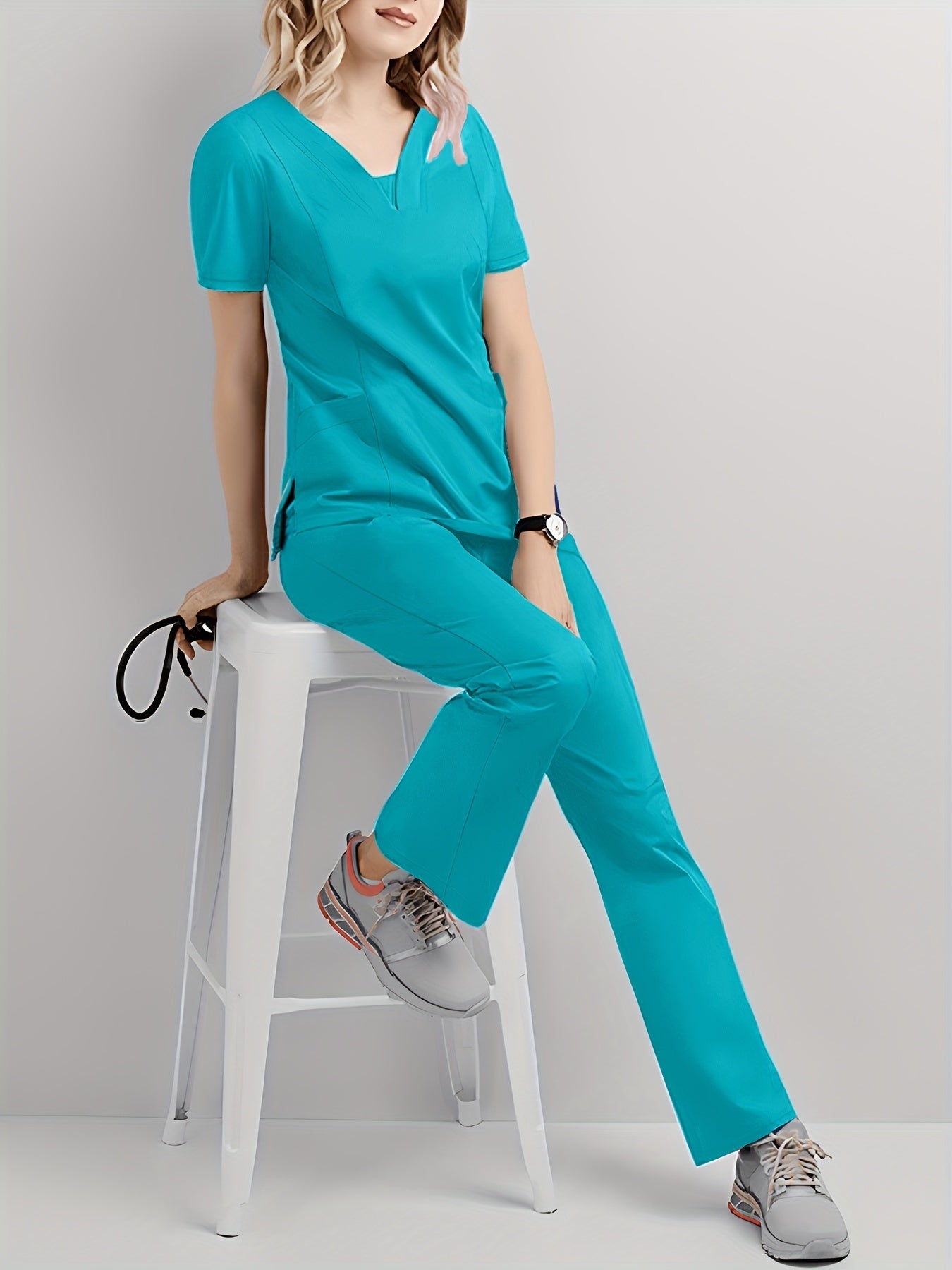 Mustahkam ayollar uchun jogger scrubs to'plami, V-shaklidagi yuqori qismi, tortishqoq shimlar va funksional cho'ntaklar - Sog'liqni saqlash mutaxassislari uchun ideal. Elastik va nafas oladigan polyester/spandeksdan tayyorlangan, mashinada yuvish mumkin.