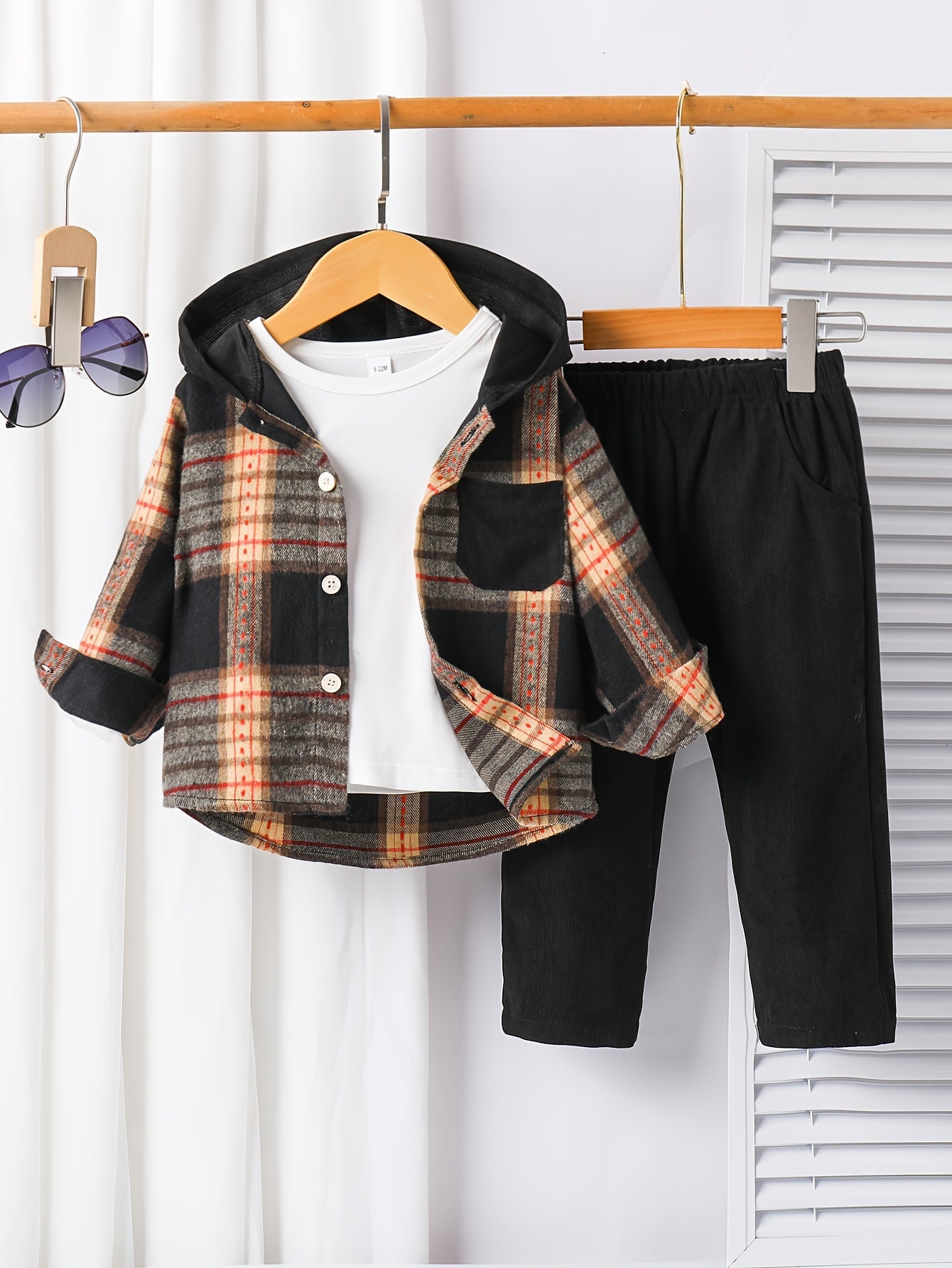 Boys' plaid hooded shirt and pants set, ideal for fall/winter and outdoor activities. Made of durable, machine washable polyester blend.