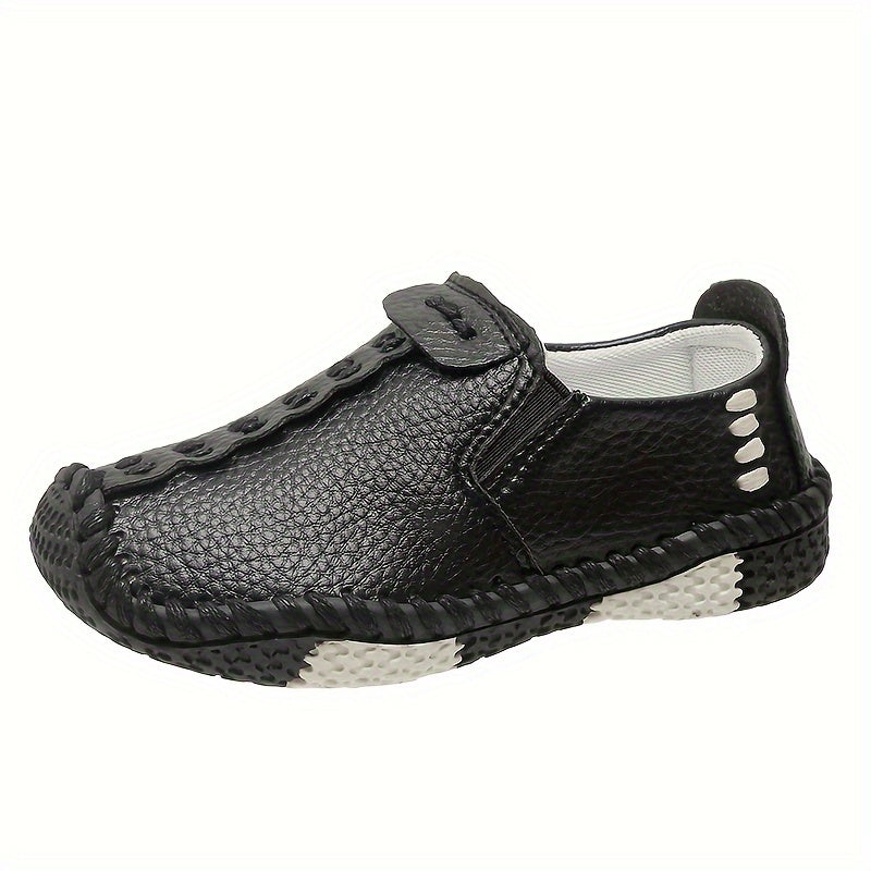 Breathable faux loafers for boys, ideal for spring and autumn. Features stitched details and a comfortable single sole.