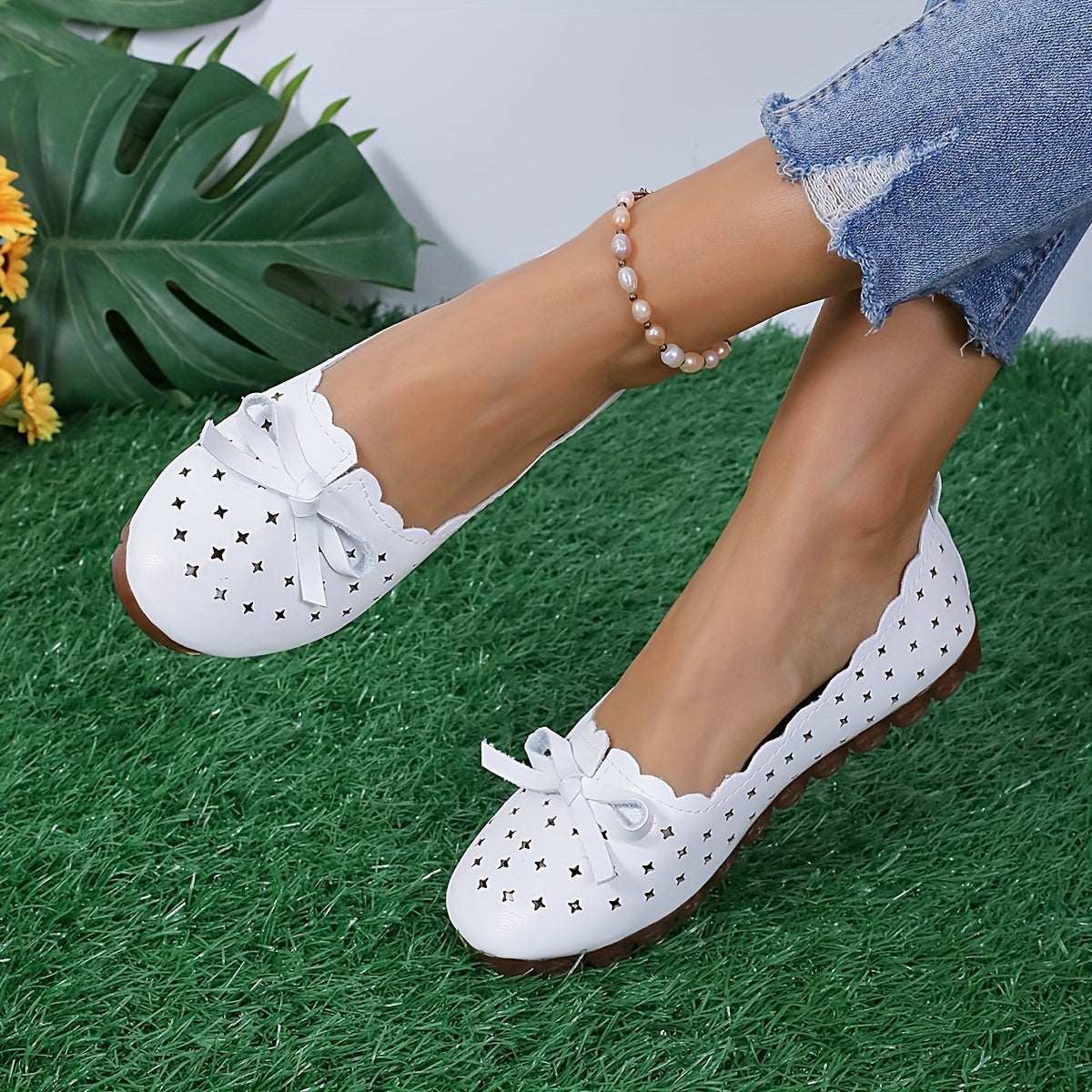 Women's round toe flats, slip-on loafers with rubber sole, made of comfortable man-made materials, suitable for professional work.