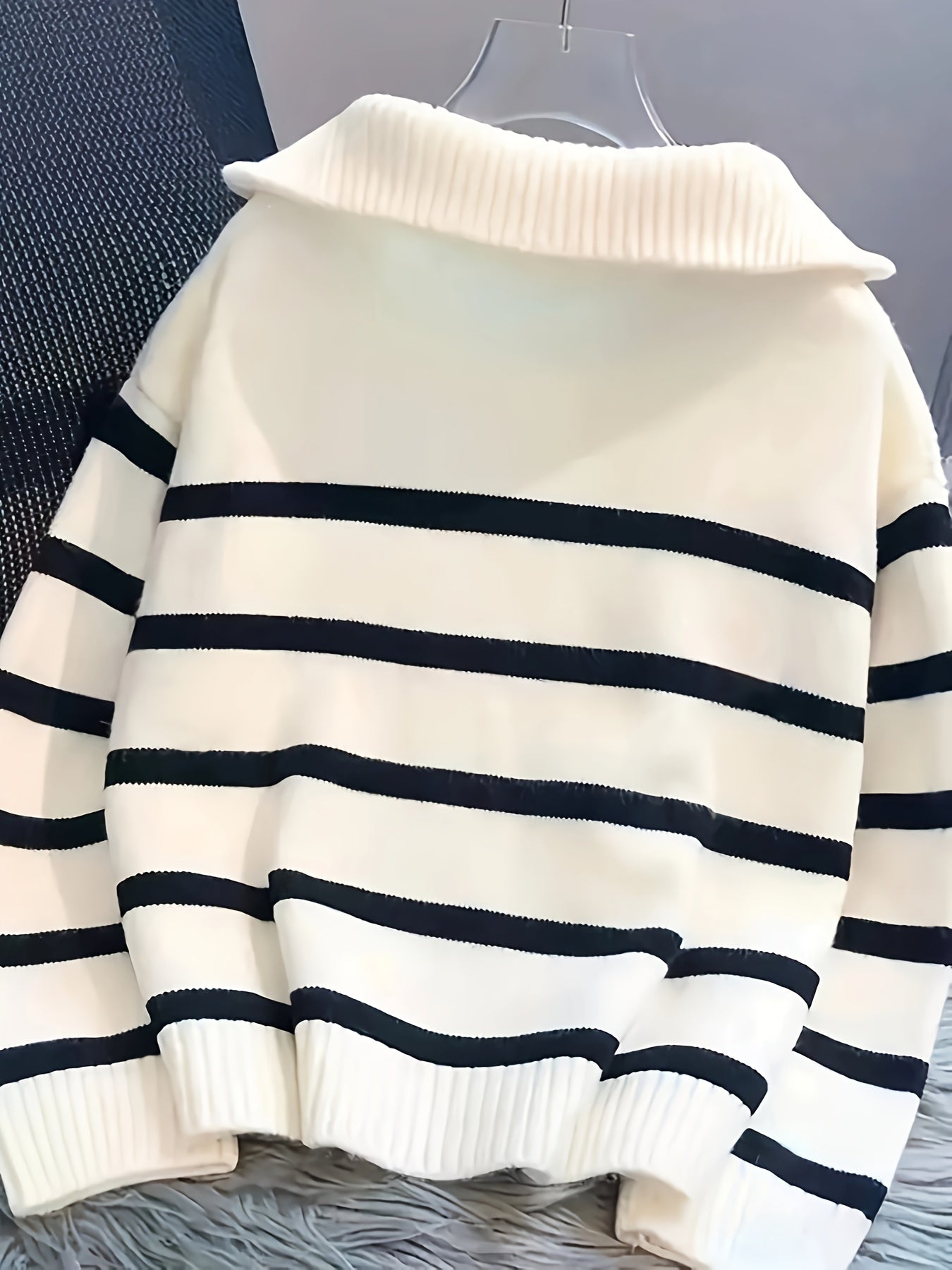 Black & white, striped zip-up hoodie for women in polyester knit with long sleeves and ribbed detail. Ideal for all seasons.