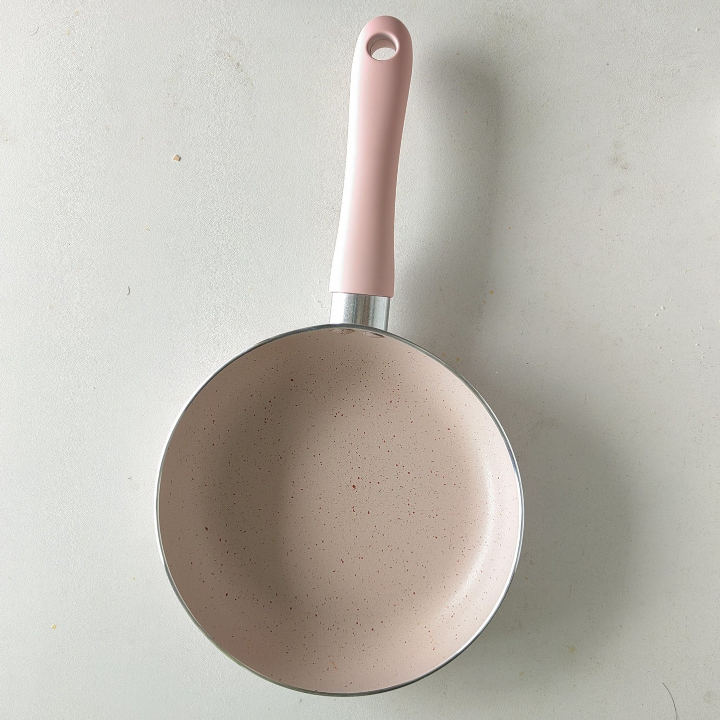 Pink aluminum mini frying pan with a flat bottom and silicone handle, measuring 16.51cm in size. Lightweight and suitable for frying eggs and steaks on a gas stove.