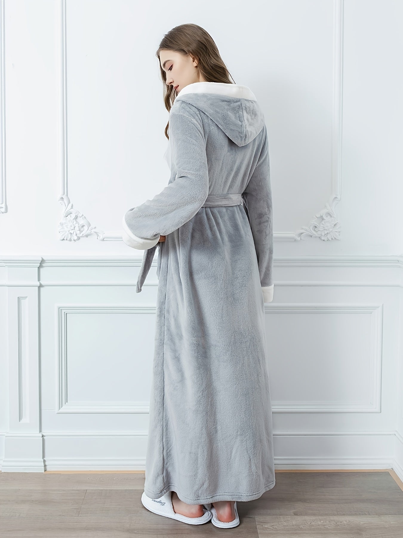 Luxurious light grey hooded bathrobe for both men and women, with long sleeves, pockets, and soft polyester material. Ideal for autumn and winter comfort.