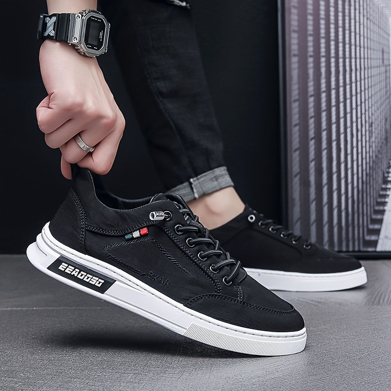 Stylish low top skate shoes with elastic laces for men, perfect for outdoor activities.