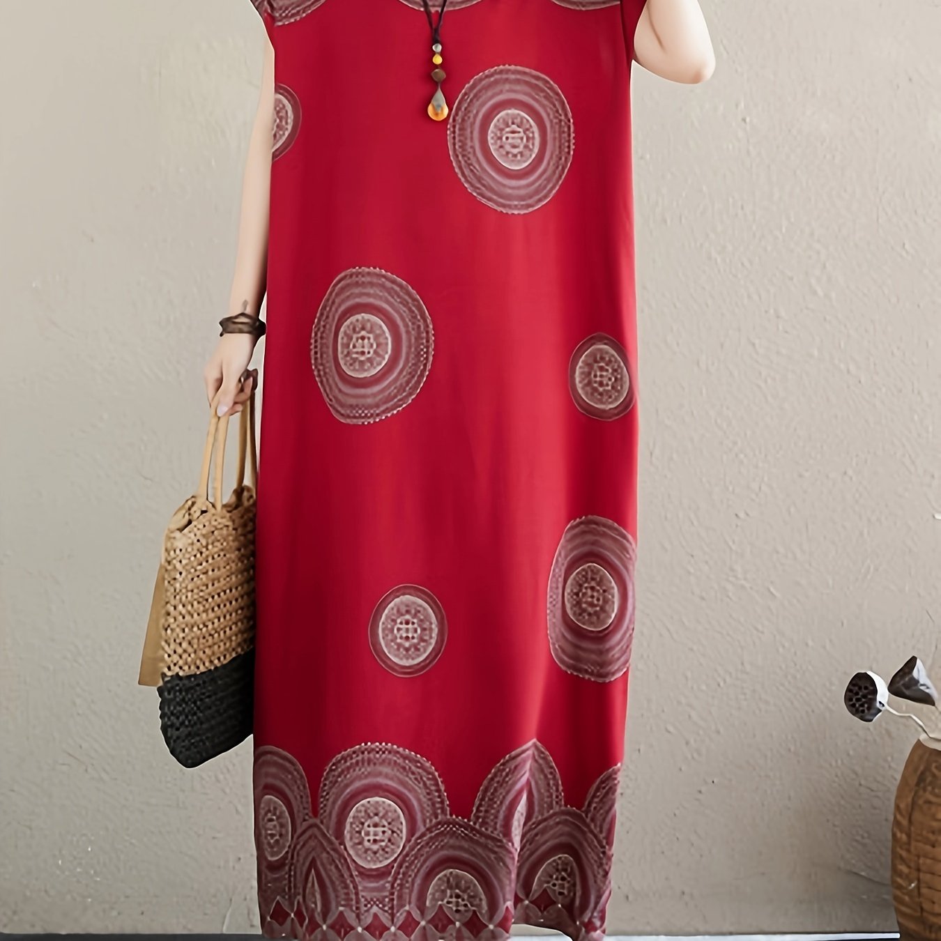 Bohemian style maxi dress in plus size with V-neck and pockets. Made of woven rayon viscose fabric with slight stretch, perfect for vacation wear all year round.