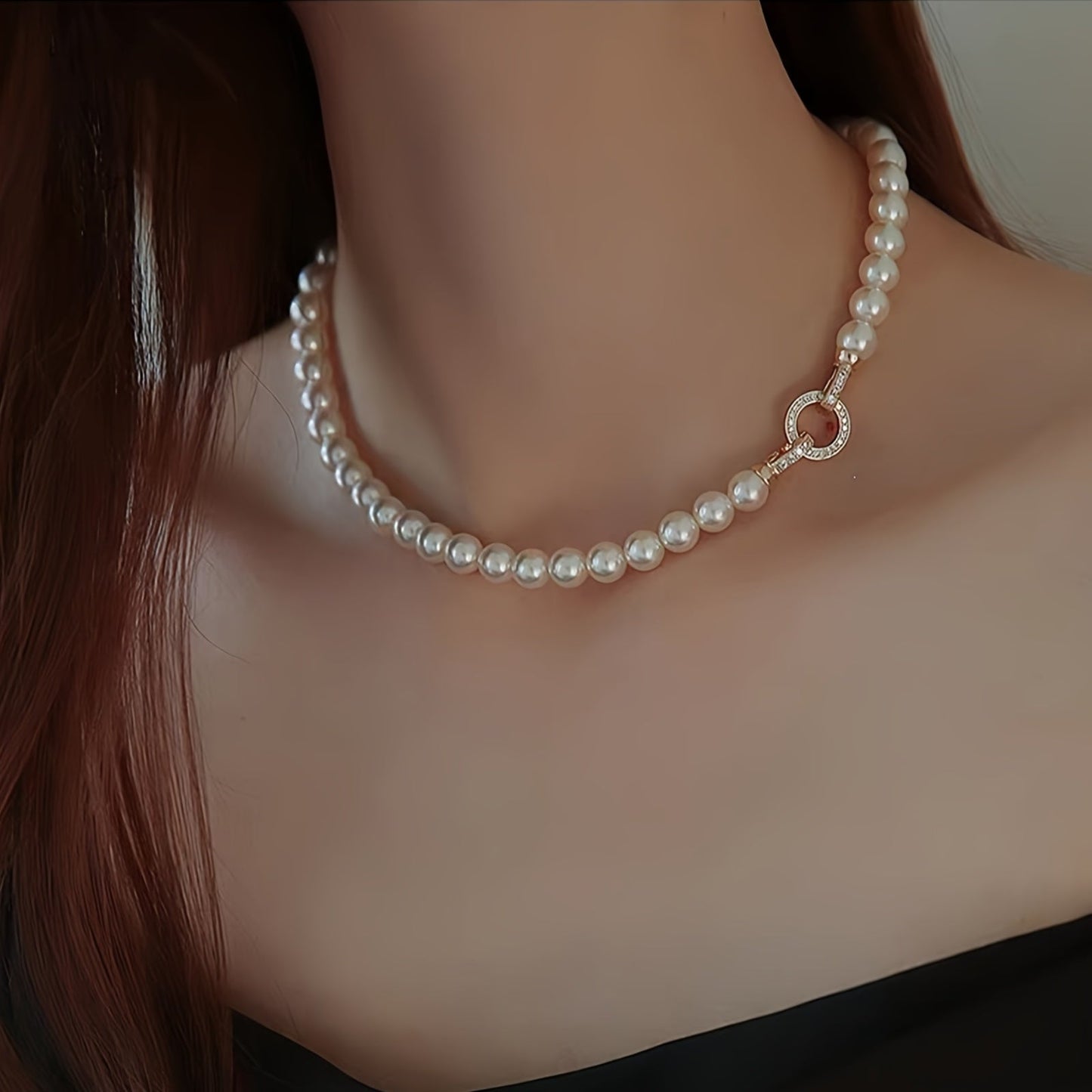 Beautiful and sophisticated freshwater pearl necklace featuring a clasp - a timeless and elegant accessory. Crafted from unadulterated pearls, this piece is both simple and alluring, making it perfect for daily wear or special occasions. A great choice