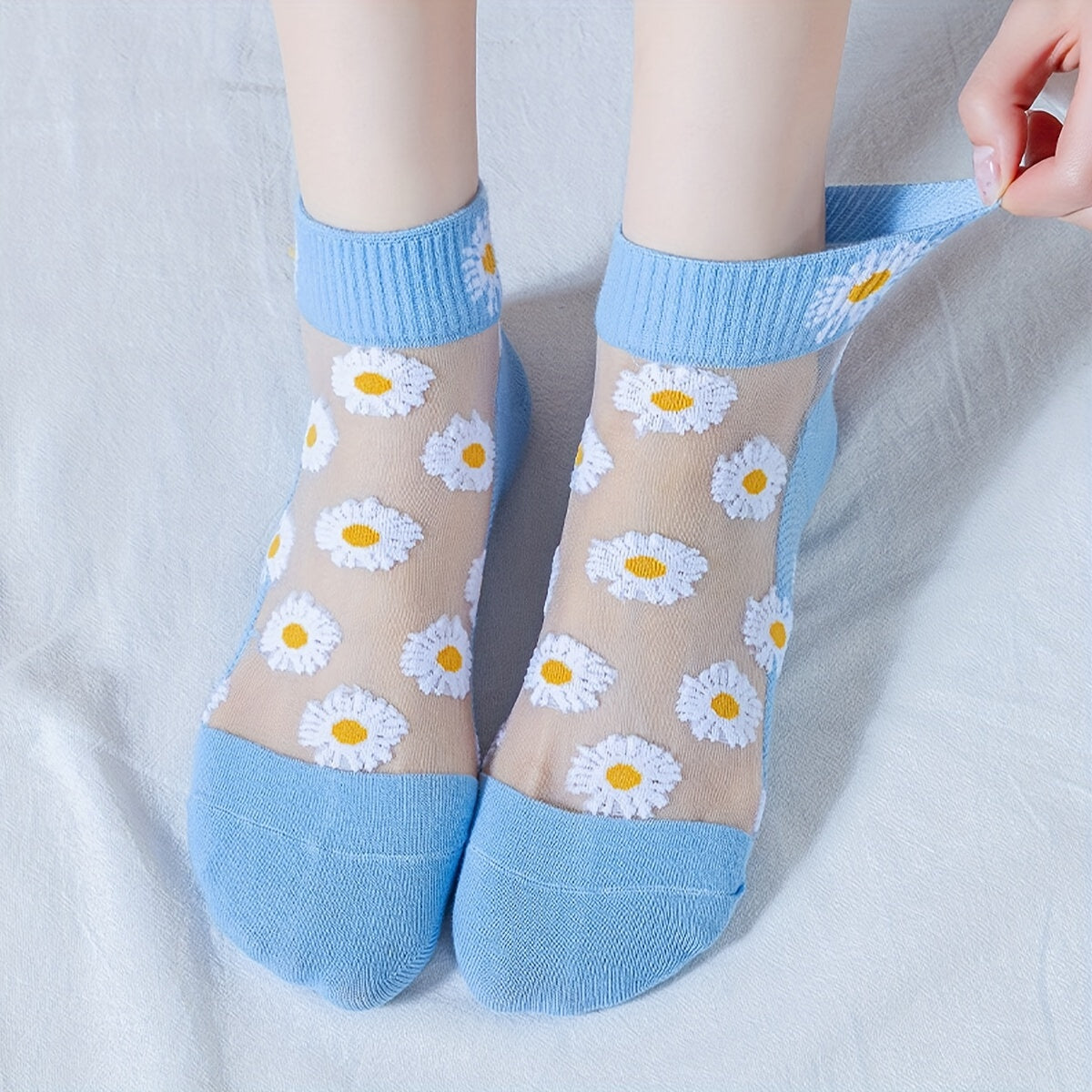 5 pairs of women's daisy pattern short socks, made of breathable glass fabric (70% cotton, 30% polyester, 10% elastane). Hand washable with a knit fabric of 150 gsm and an alphabet design.