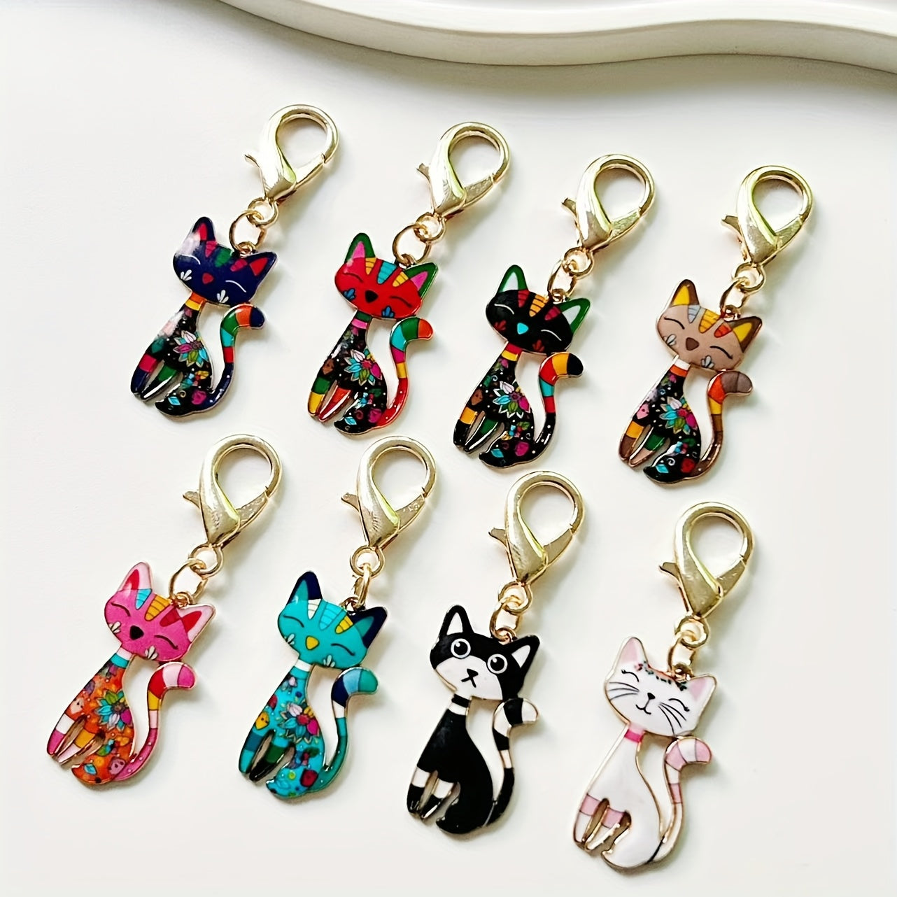 A collection of traditional cat-shaped keychains, 8 stylish zinc alloy keychains, whimsical cartoon animal pendants, perfect for embellishing handbags, car keys, and backpacks. Great for everyday use or as unique party favors for school events.