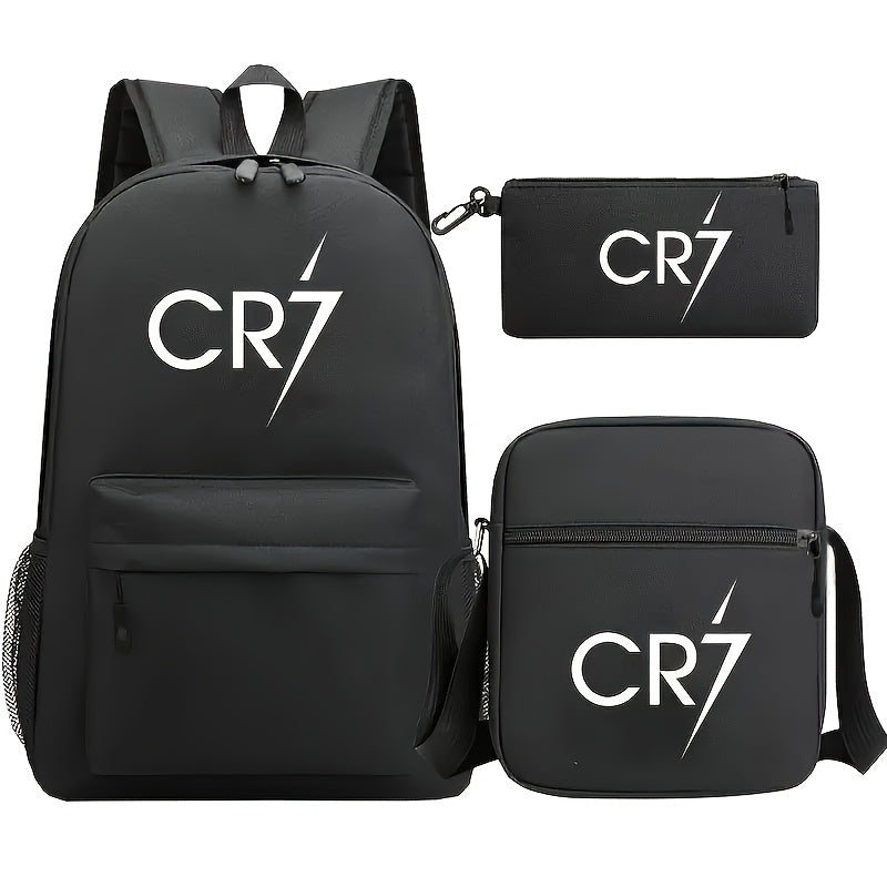 Набор CR7 Casual Daypack включает в себя большой рюкзак, пенал и сумку через плечо, изготовленные из легкого полиэстера с принтованным дизайном. Идеально подходит для путешествий и активного отдыха, включает в себя