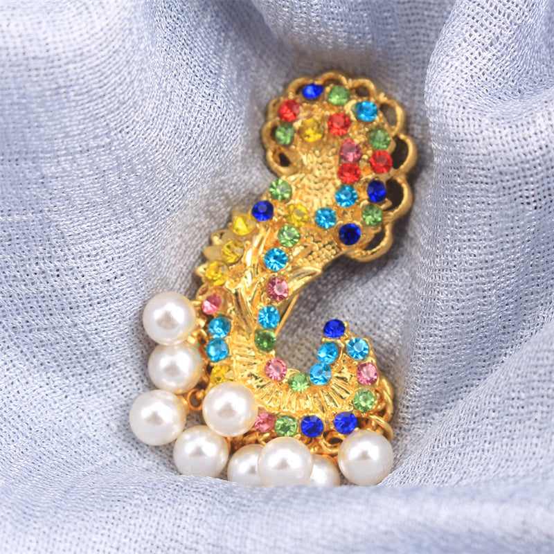 Marvaridlar va rhinestone'lar bilan bezatilgan Glamorous Fish Hook Brooch - Partiyalar, Sayohatlar va Har kuni nafislik uchun ideal.