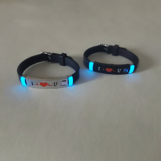 Silicone Couple Bracelets - 2pcs Set, featuring "I LOVE YOU" inscription. Adorable & Minimalist Design, Ideal for Everyday Wear or a Sweet Valentine's Day Gift.