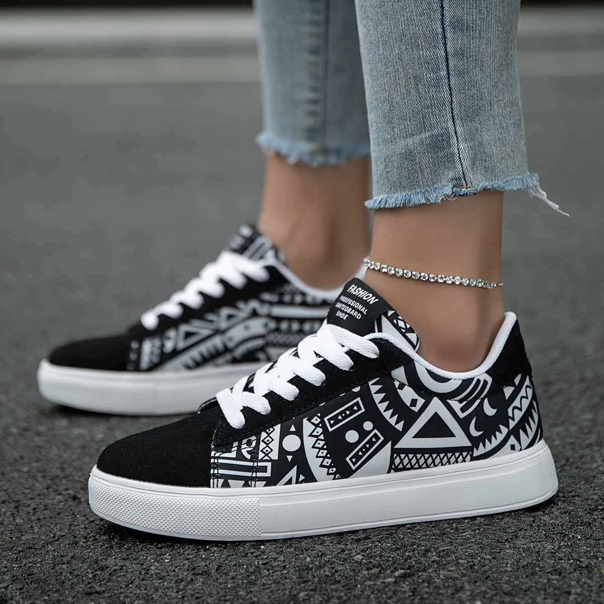 Geometric pattern casual skate shoes for women, versatile, lightweight, anti-slip, for outdoor sports and daily wear.