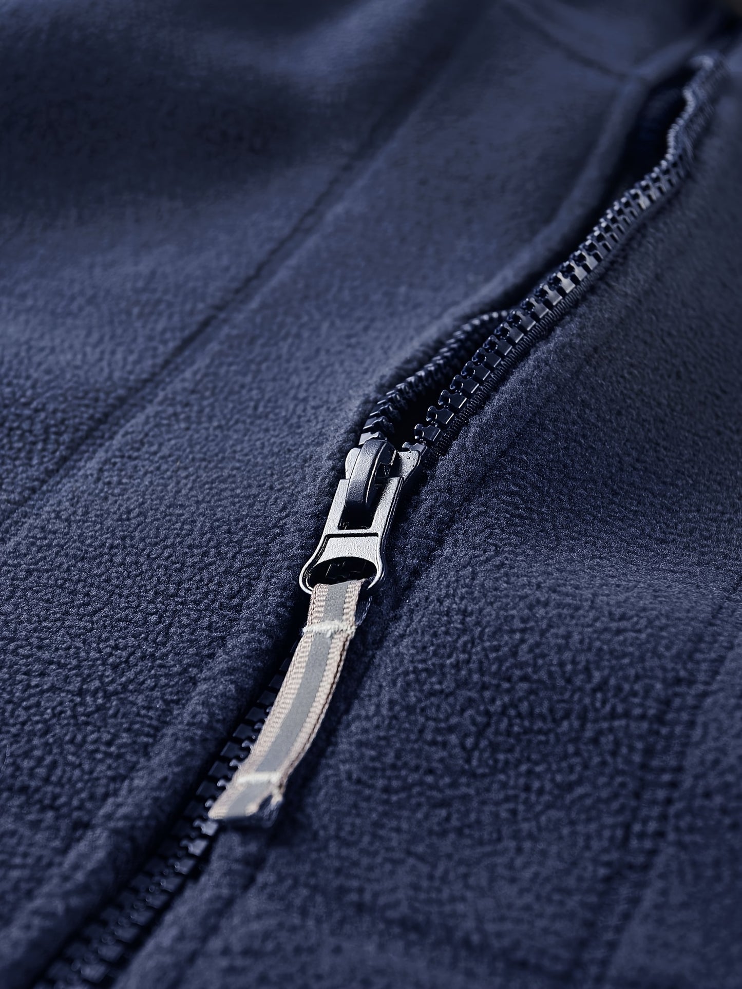 Men's fleece jacket with hoodie, zipper pockets, warm and windproof for outdoor sports in autumn and winter.