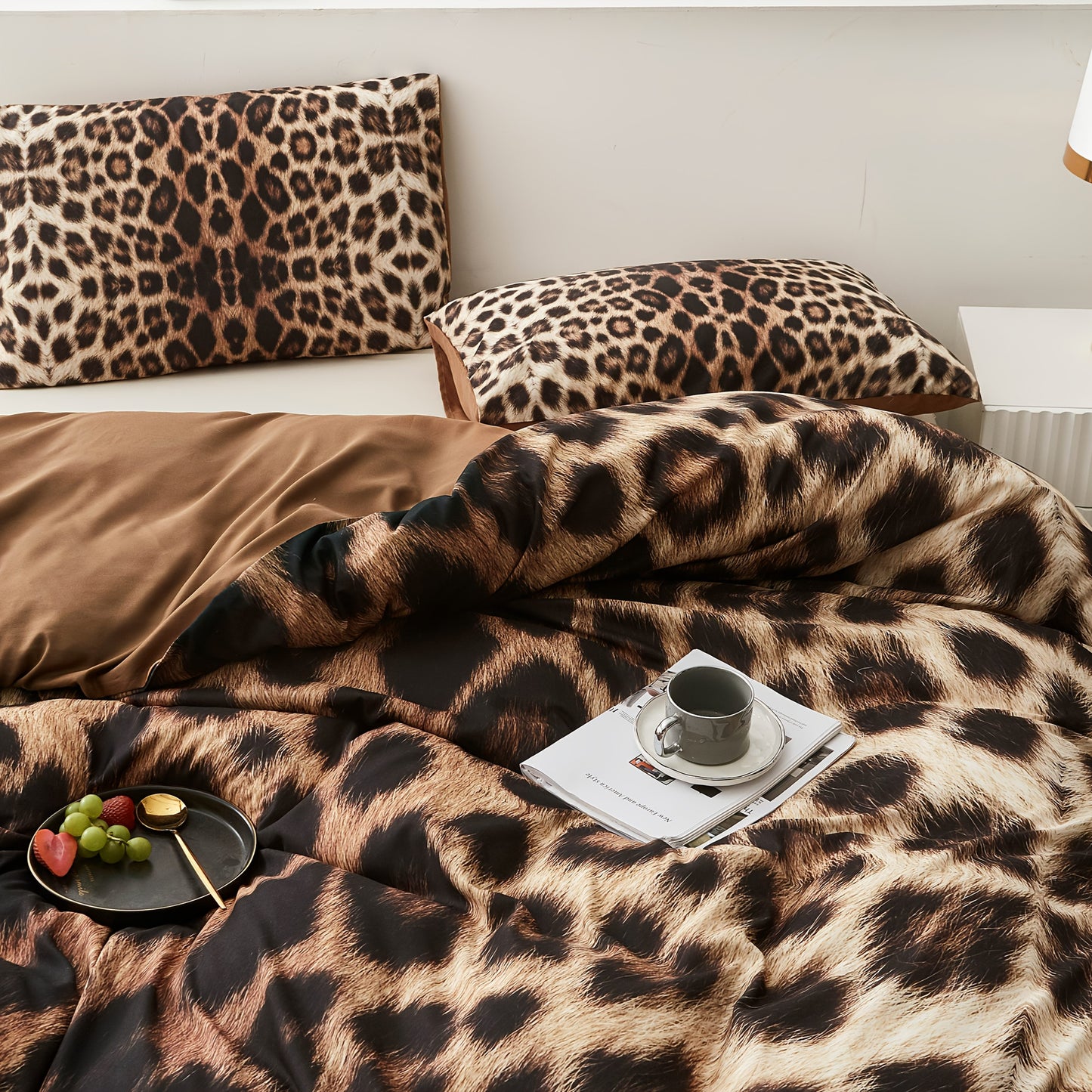 Polyester 3D Digital Printing Quilt Cover Set including 1 quilt cover and 2 pillowcases. Features high-end leopard print pattern, soft and breathable. Ideal for personal use or as a gift