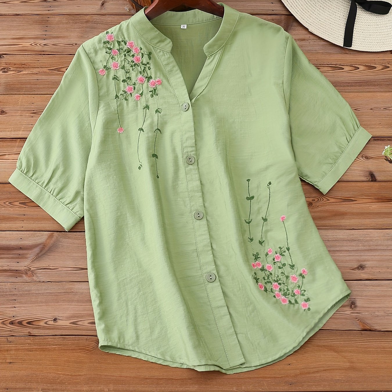 Floral embroidered women's blouse with v-neck and short sleeves, made of rayon and polyamide. Machine washable, ideal for spring and summer.