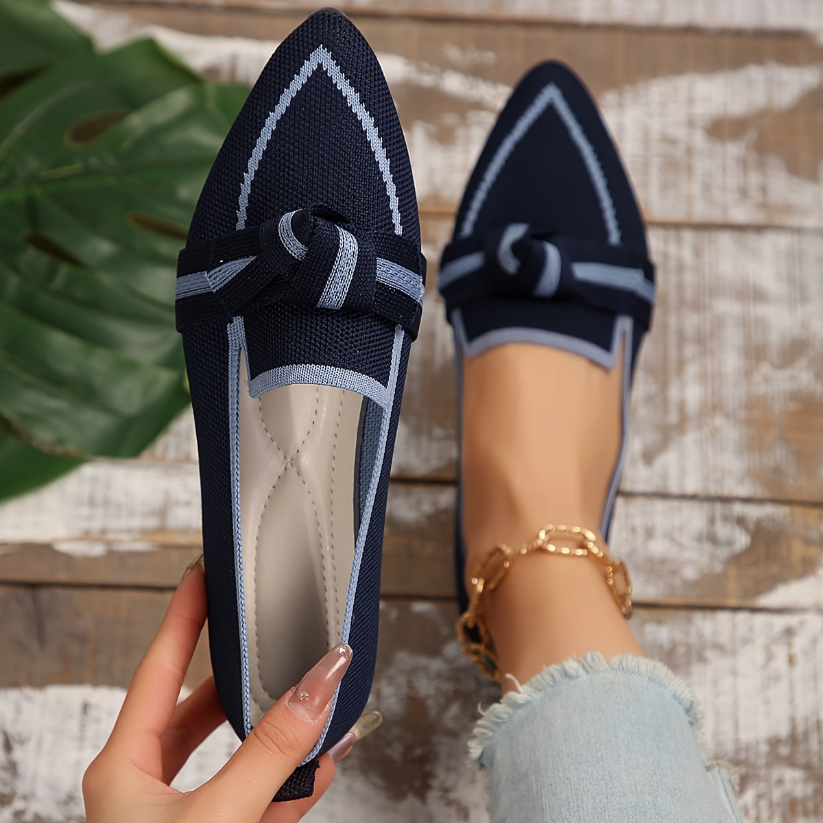 Stylish slip-on flat shoes with knot design and pointed toe for everyday comfort and breathability.