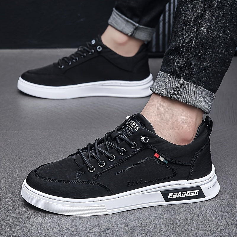 Stylish low top skate shoes with elastic laces for men, perfect for outdoor activities.