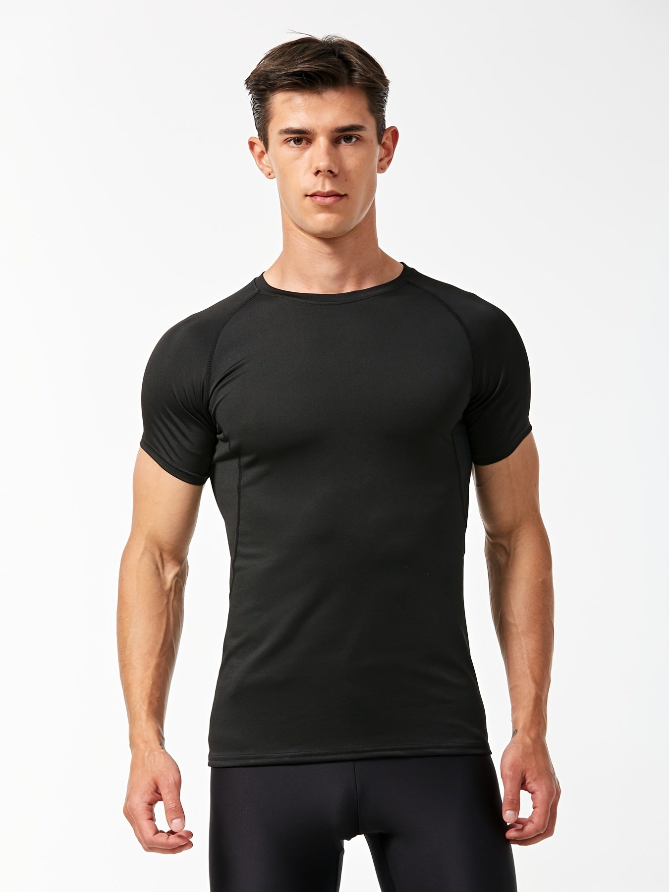 Fast-drying men's top for outdoor training - stretchy and breathable.