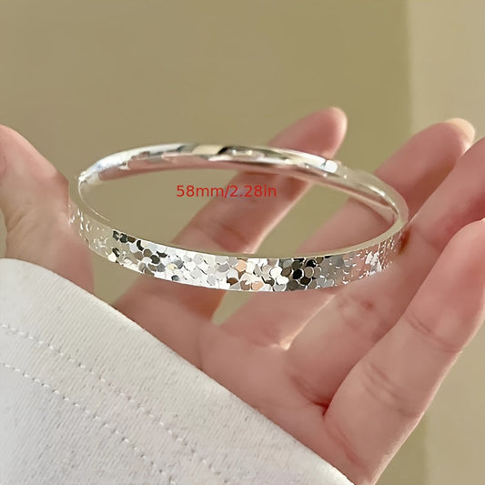 Ajoyib 999 Sterling Silver Bangle Bilaguzuk - Zamonaviy va Qiziqarli, Sevgi Kuni, Ona Kuni va Rojdestvo Sovg'alari uchun Ideal, Uchburchak Shakli va Muz Kristall Tafsilotlari bilan, Qiz Do'stingiz uchun Mukammal.