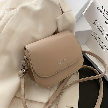 New trendy solid color crossbody bag for women, simple and fashionable shoulder saddle bag.