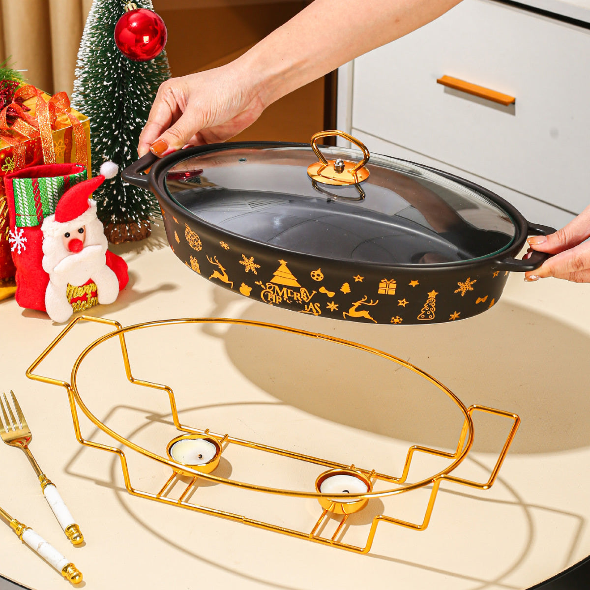 The Christmas Ceramic Serving Set is a complete package for your holiday cooking needs. It includes plates, baking dishes, and soup pots, making it perfect for serving turkey, cheese, bread, and pizza. Ideal for outdoor parties, weddings, birthdays, and