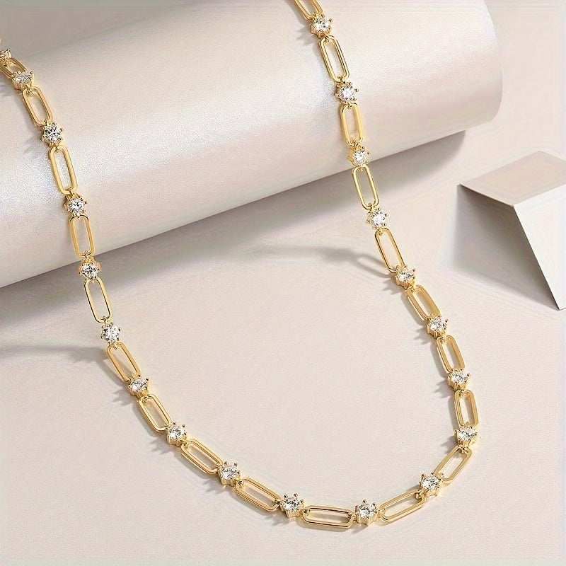 This elegant paperclip necklace features a 4.0mm Moissanite inlay, set in S925 sterling silver and plated with silvery and 18k gold. Perfect for everyday wear or special occasions such as engagements, weddings, and evening events. Makes a luxurious gift