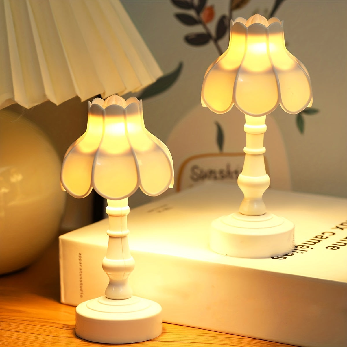 Flower-shaped mini desk lamp, ideal as a night light for bedroom and desktop decor.