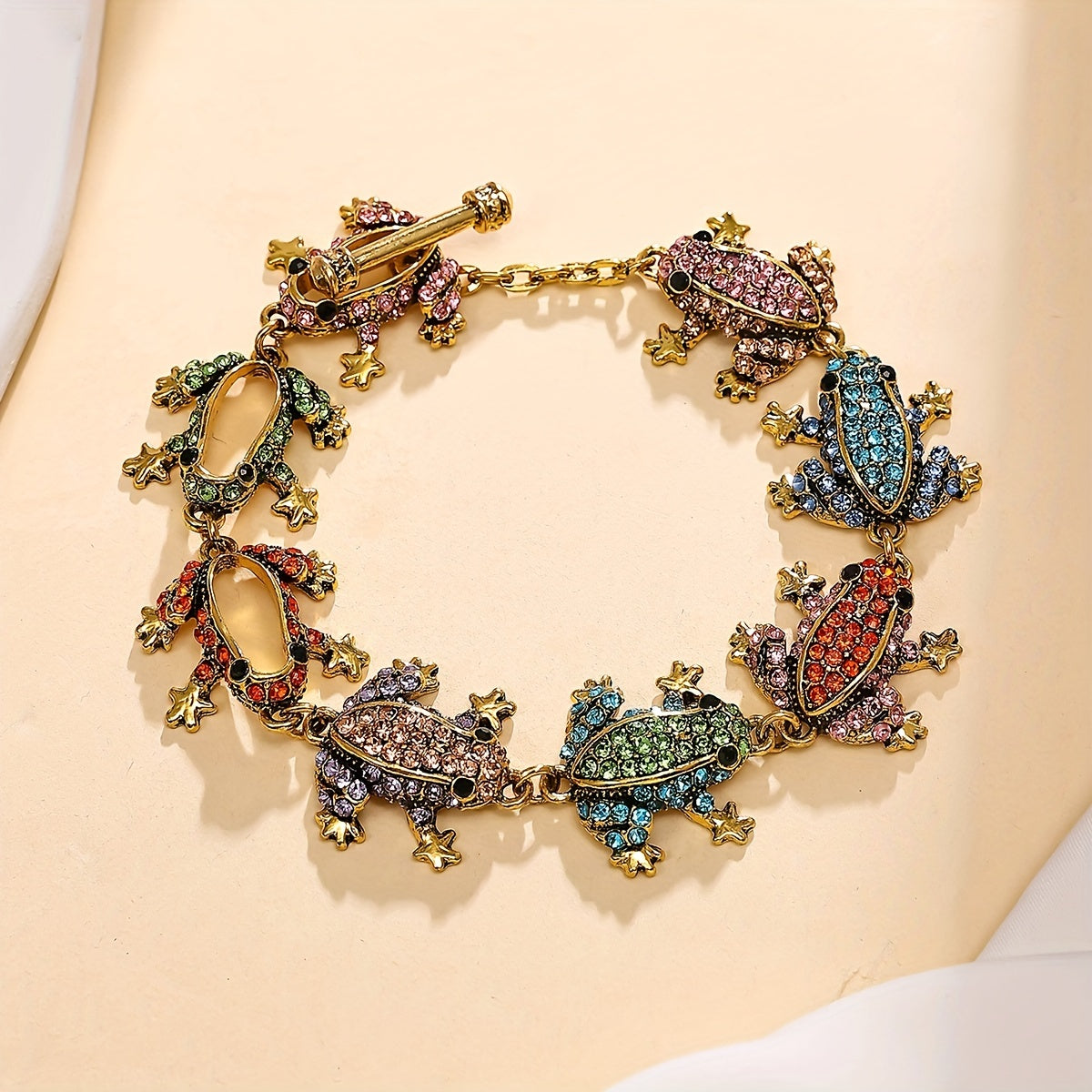 Vintage Frog Charm Bracelet with Chic Elegance - Featuring Shimmering Rhinestone Details, Crafted from Zinc Alloy, Ideal for Everyday Wear and Festive Events, Adds a touch of Allure