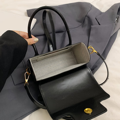 Niche Design Retro Small Square Bag, Casual and Versatile Handbag with Foreign-Style Shoulder Strap, Elegant and Fashionable for Work, Commuting, Shopping, and Dating.