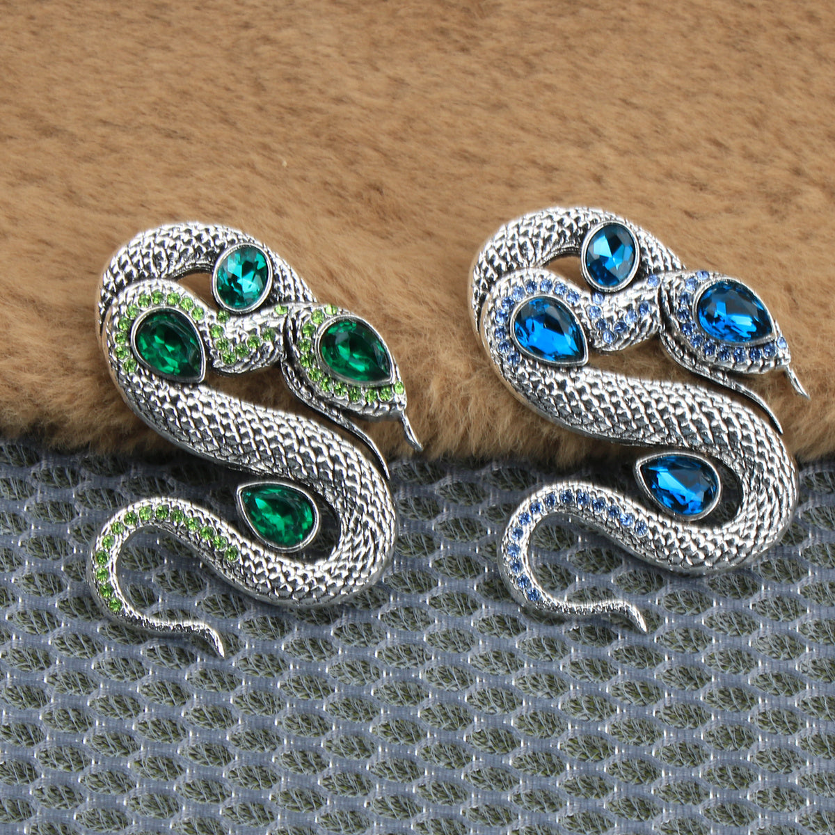 Luxurious Snake Brooch with Enamel and Rhinestones, Irregularly Shaped Animal Pin, Elegant Fashion Accessory for Clothing