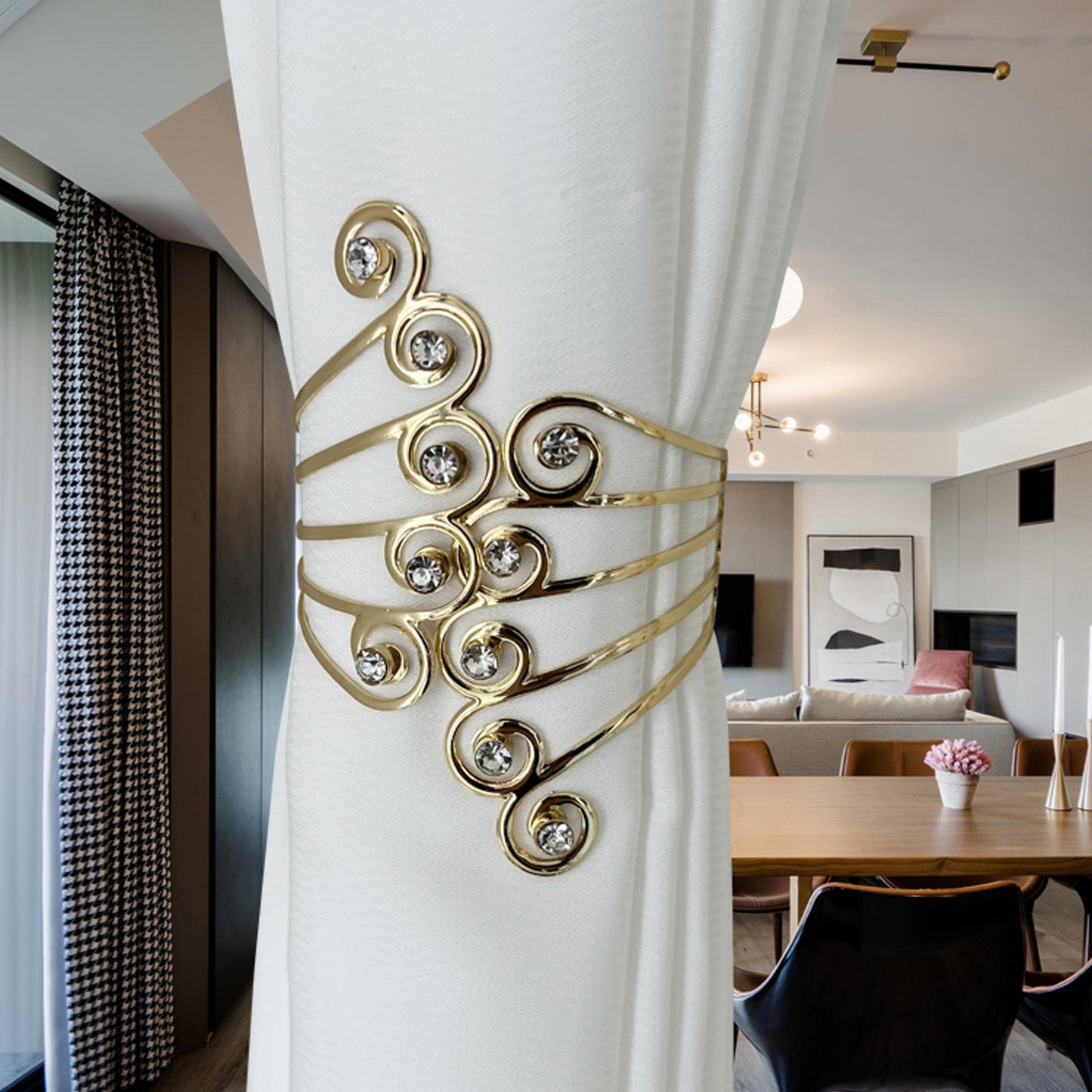 Add a touch of elegance to your home decor with these stunning Luxury Metal Gold/Silvery Creative Wings and Rhinestones Design Curtain Tiebacks. These Adjustable Skeleton Curtain Clasps are perfect for enhancing the look of your bedroom or living room