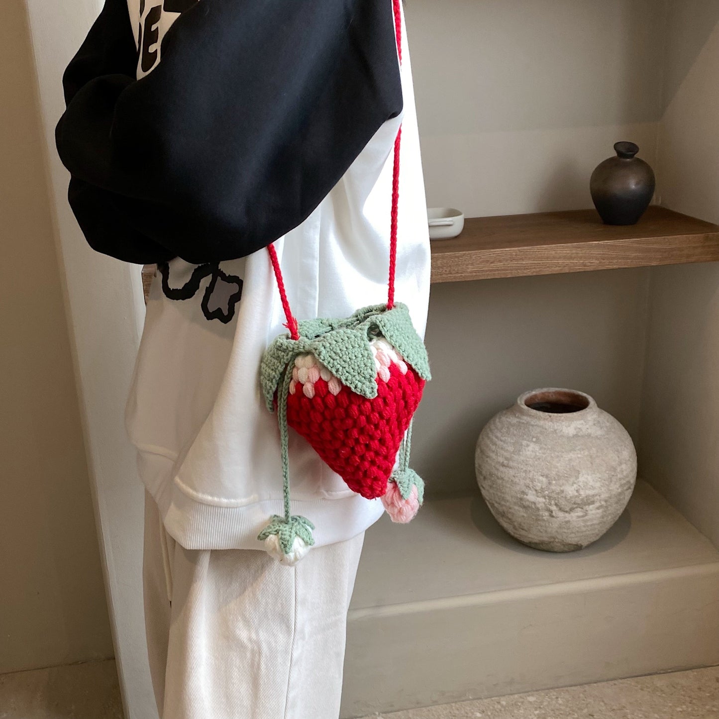 Handmade Strawberries Shoulder Bag, Fashionable Single Strap Bag with Braided Yarn Detail, Trendy and Creative Design in Yellow Yunying Special Collection, Cute and Stylish Women's Bag with Hooked Yarn Strawberries, No Lining, Finished and Ready to Carry.