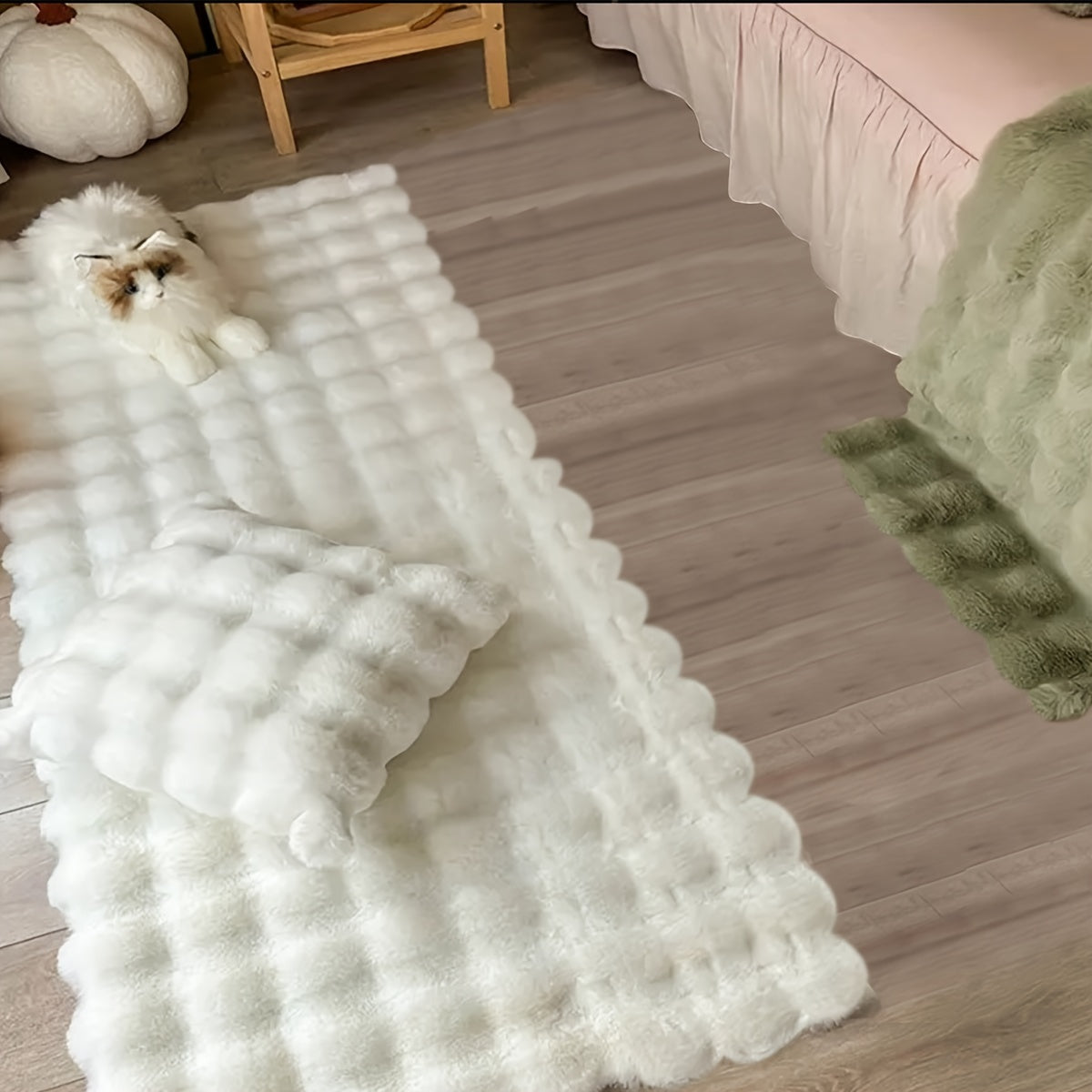 High-Quality Soft Fluffy Bubble Velvet Carpet, Ideal for Bedroom, Living Room, Cloakroom, Powder Room, and Other Areas. This Artificial Rabbit Fur Area Carpet is Solid Color for a Luxurious Look. Featuring Anti-Slip, Waterproof, and Stain-Resistant