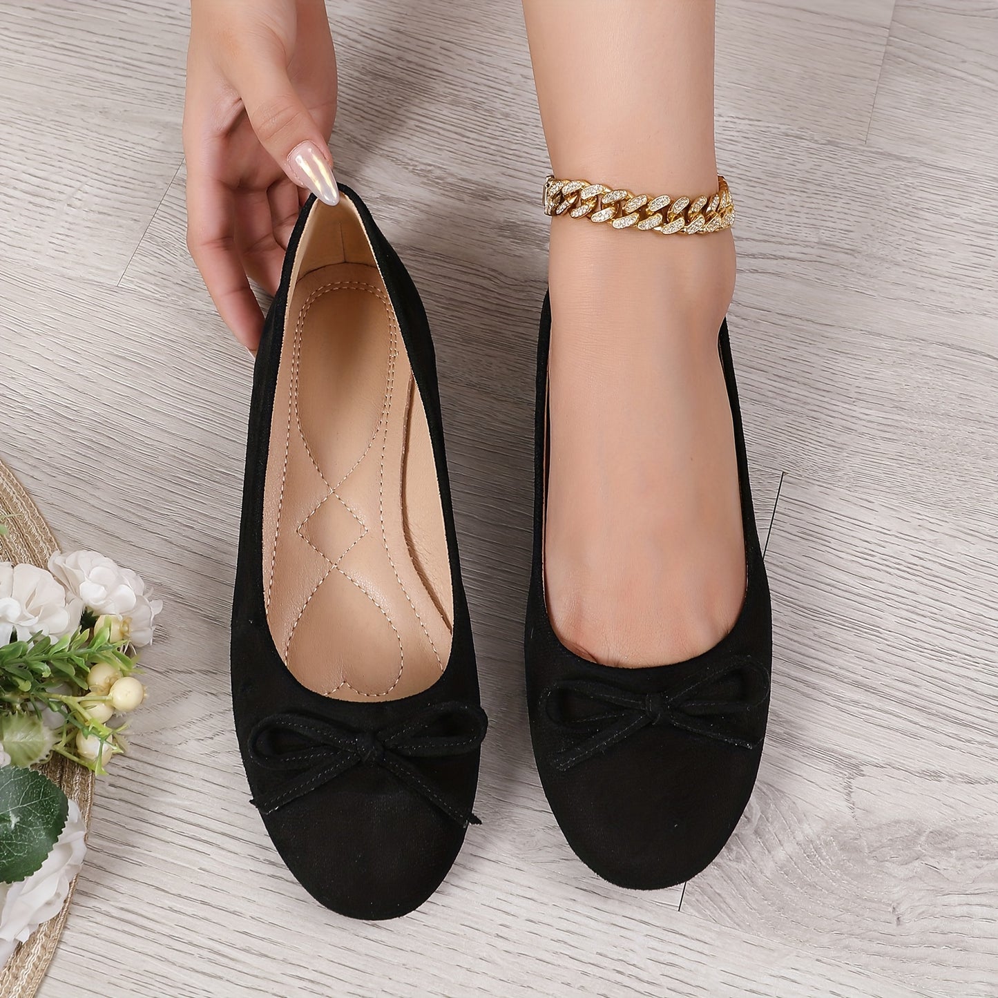 Stylish ballet flats for women with bowknot detail and soft sole, suitable for all seasons.