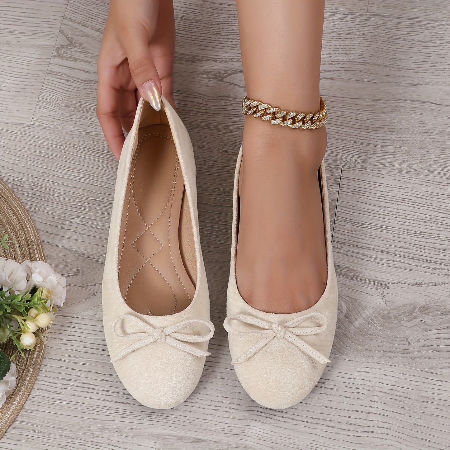 Stylish ballet flats for women with bowknot detail and soft sole, suitable for all seasons.