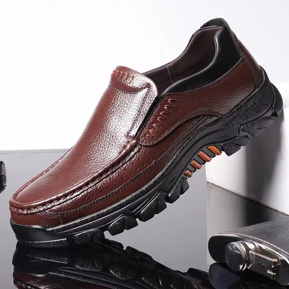 Middle aged men's non-slip Oxford dress shoes for weddings and business parties.