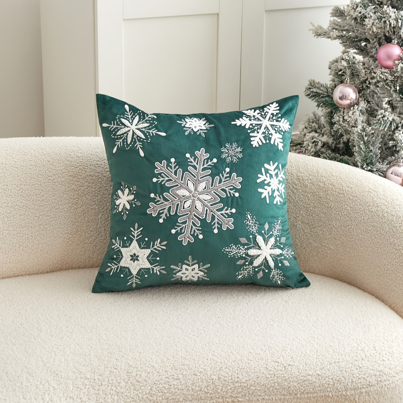 1 Festive Snowflake Throw Pillow Cover in Traditional Style with Zipper Closure, made of Polyester, Spot Clean Only - Ideal for Cozy Living Room Decor in Green, White, and Red, perfect for Christmas.