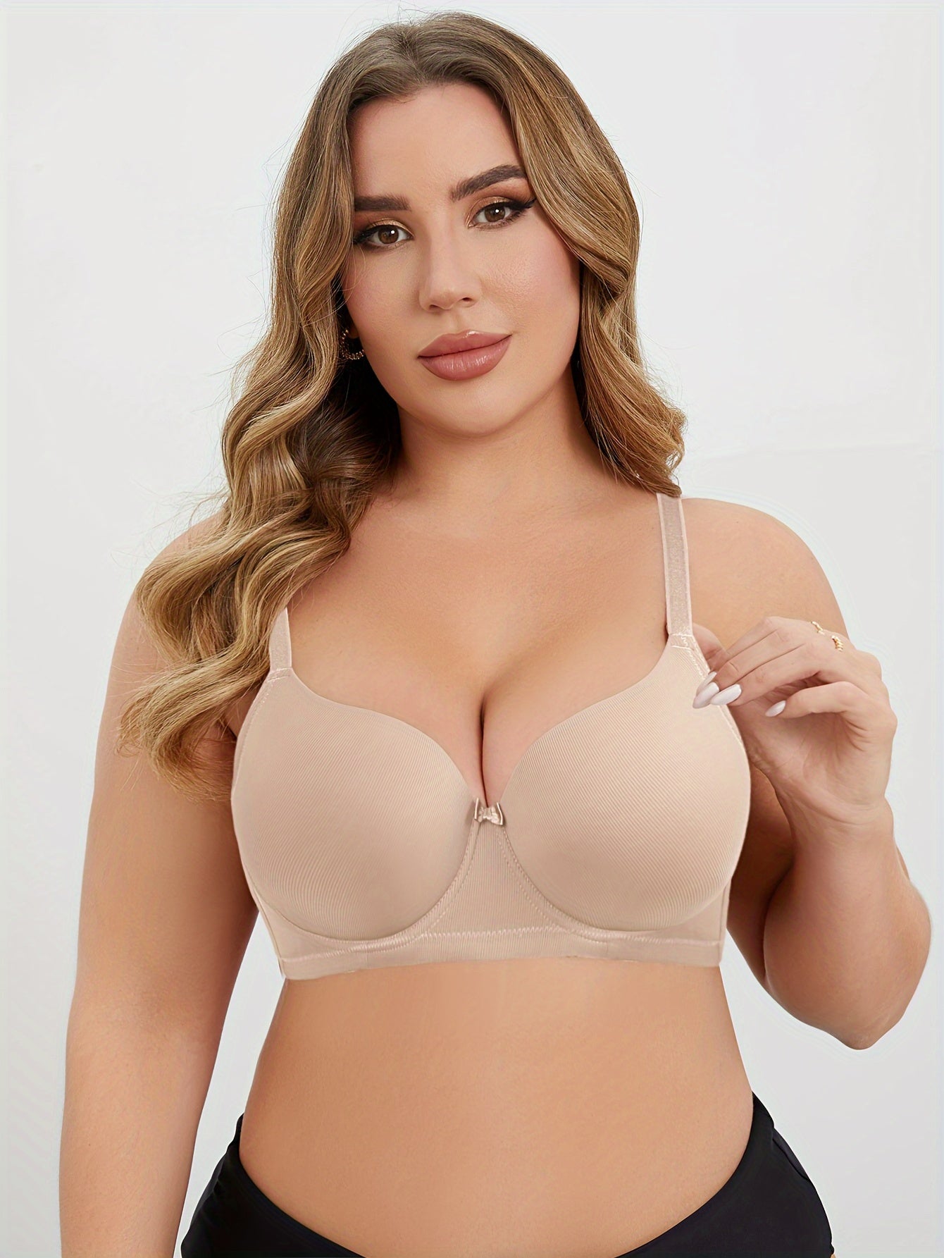 Elegant plus size underwire bra with non-removable padding and medium stretch comfort.