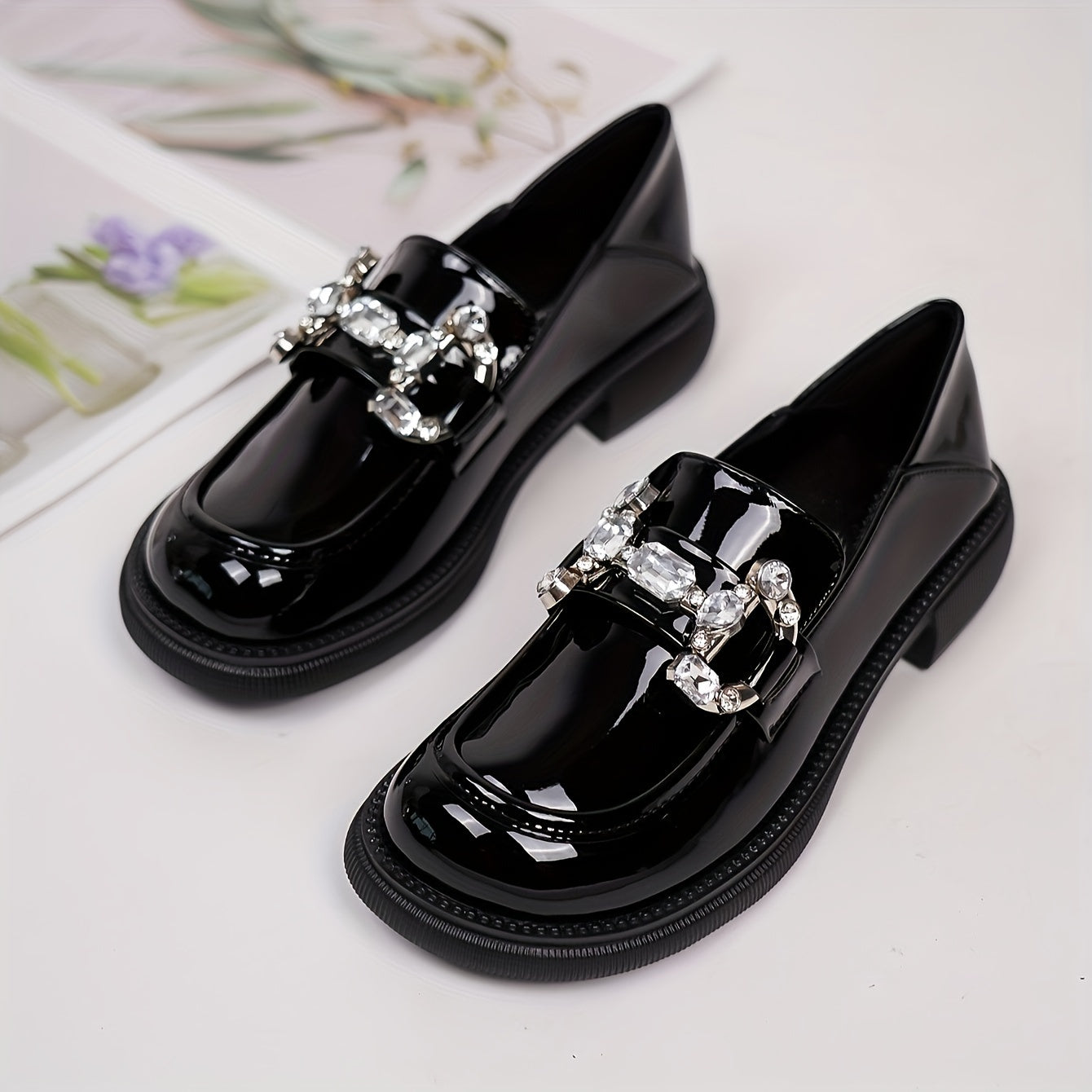 Ayollar uchun rhinestone tafsilotlari bilan chunky heel loafers, preppy uslubidagi kiyim poyabzallari. Qulay slip-on dizayni.