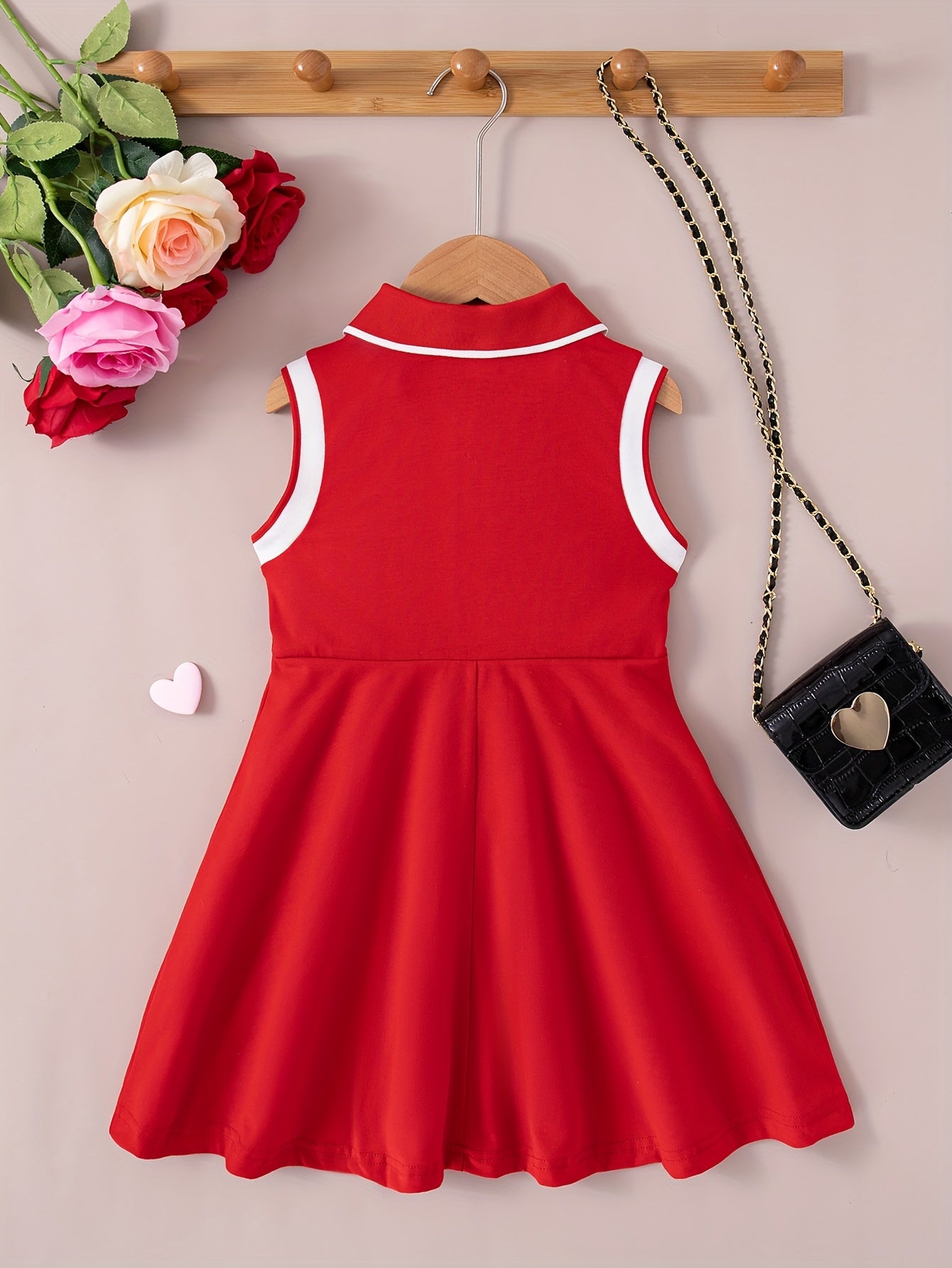 Sleeveless summer girls' dress with collar, heart print, knee-length.