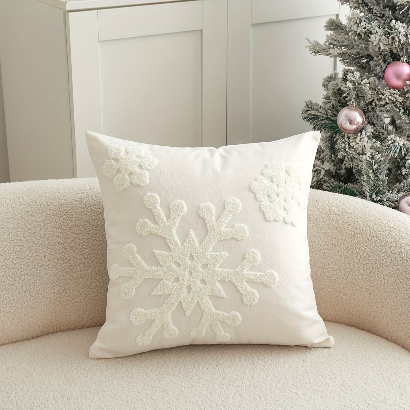 1 Festive Snowflake Throw Pillow Cover in Traditional Style with Zipper Closure, made of Polyester, Spot Clean Only - Ideal for Cozy Living Room Decor in Green, White, and Red, perfect for Christmas.