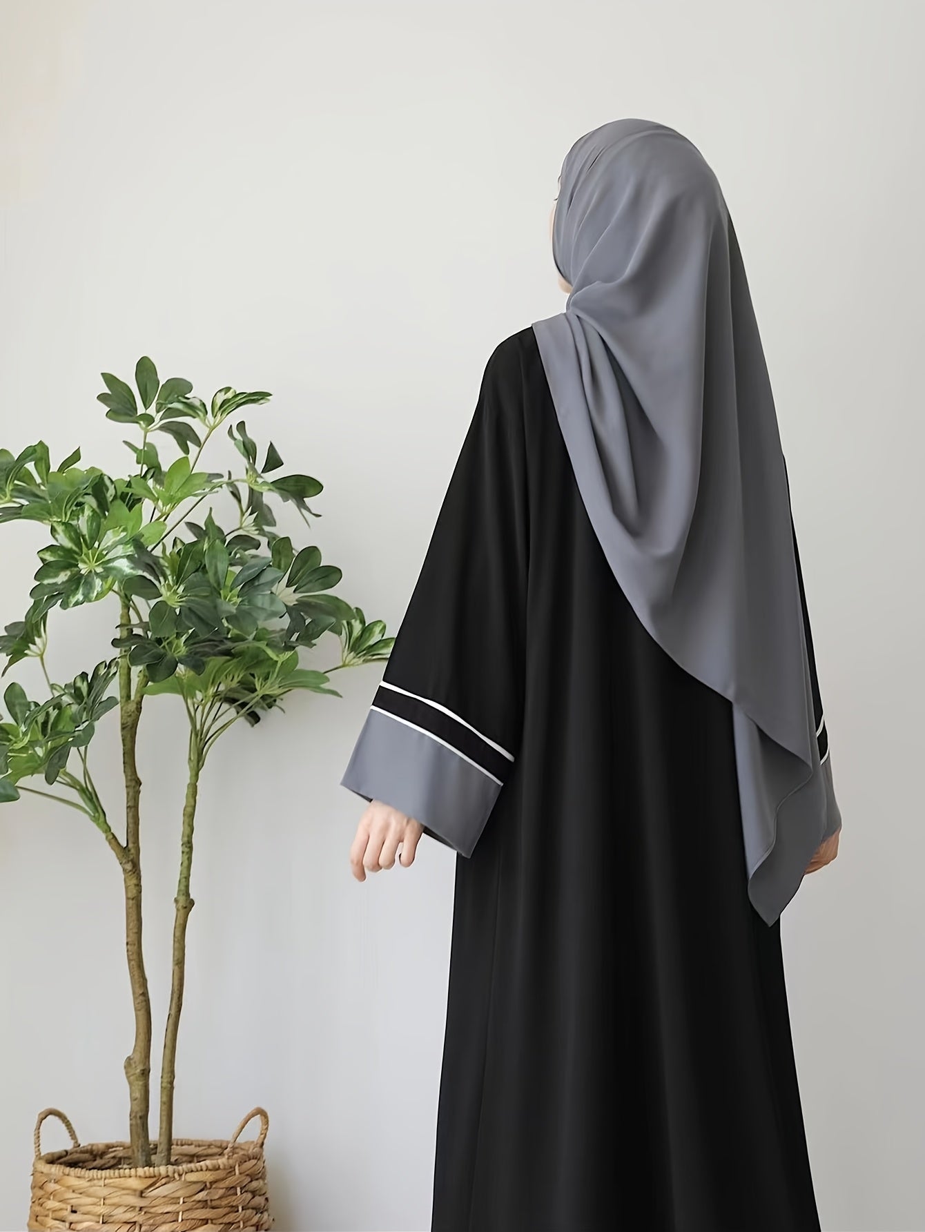 Elegant Black Abaya robe for Middle Eastern Muslim women with long sleeves and loose fit.