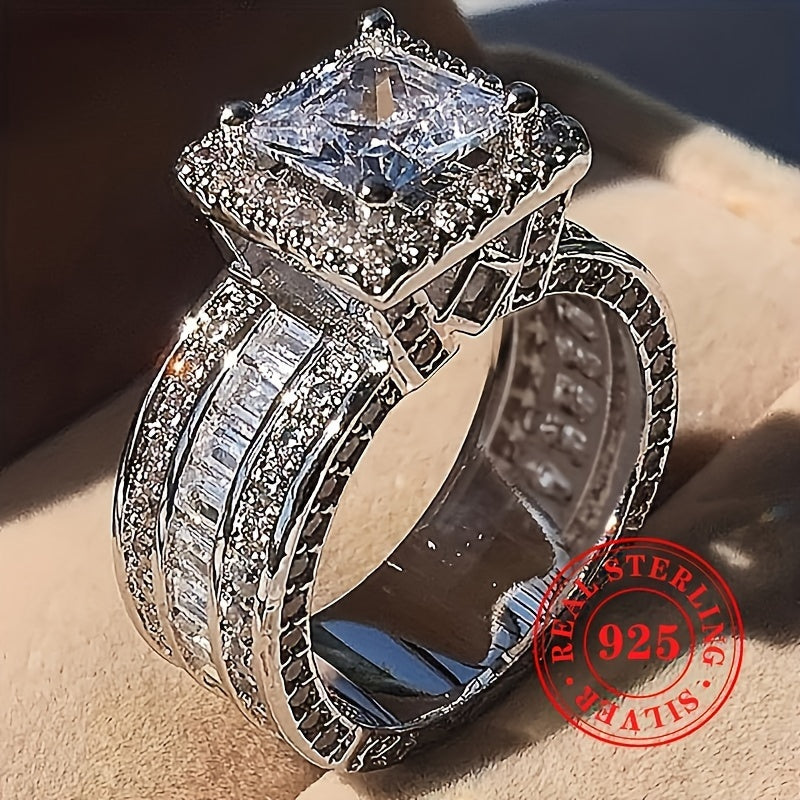 Ajoyib ayollar uchun niqob uzuk, 7.7 gramm S925 sterling kumush bilan inlay qilingan kvadrat kesimli porloq zirkoniya bilan bezatilgan, bu esa har qanday sterling kumush zargarlik to'plami uchun zamonaviy aksessuar qiladi.