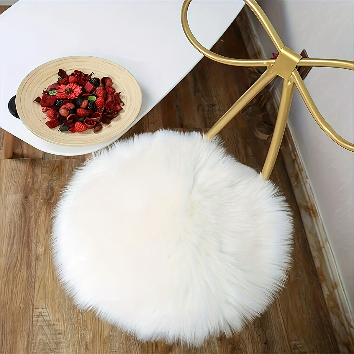 Round rug made of plush faux sheepskin, easy to clean in machine wash, fluffy and lightweight; perfect for living room, bedroom, and home decor.